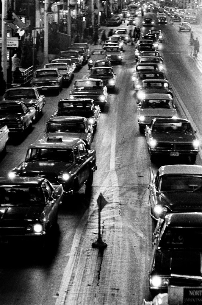 Pedestrian and car traffic in the Loop - Gene Pesek for Chicago Sun-Times
