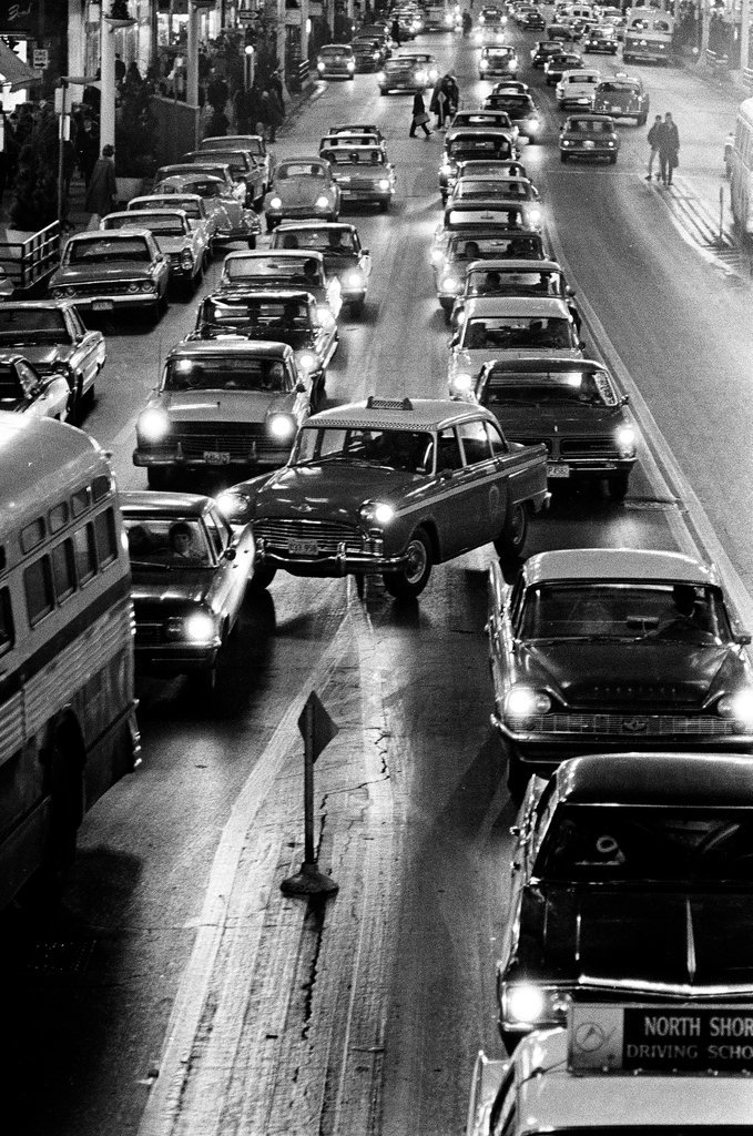 Pedestrian and car traffic in the Loop - Gene Pesek for Chicago Sun-Times