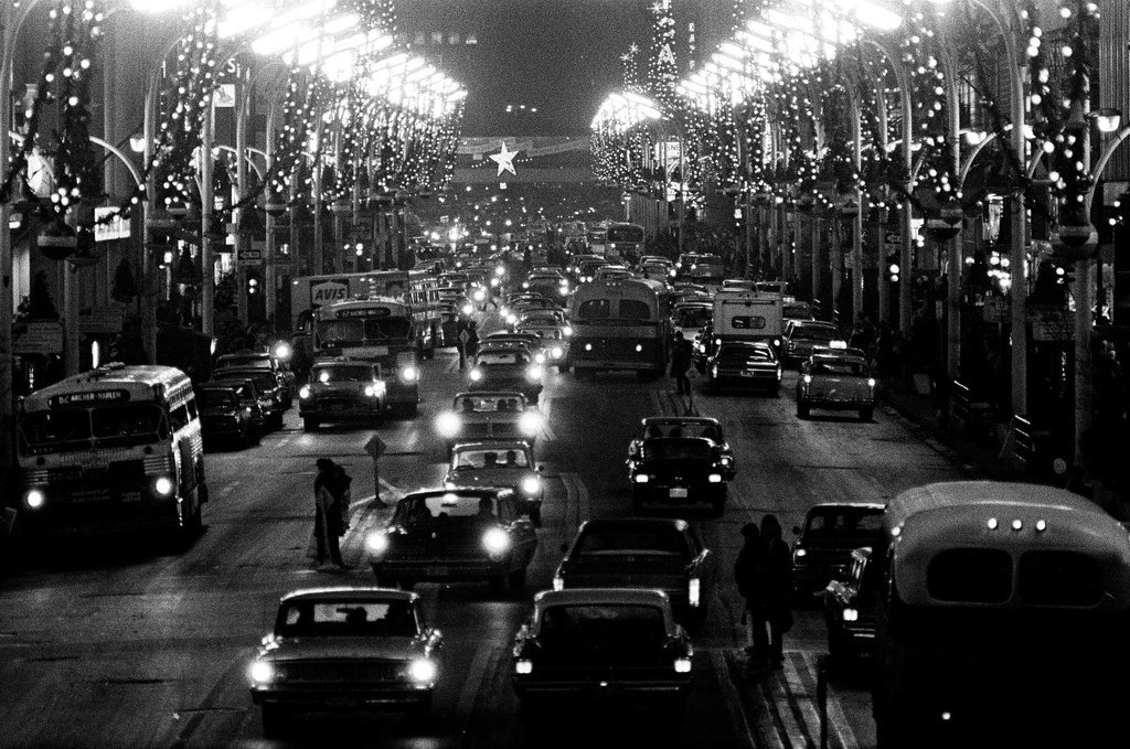 Pedestrian and car traffic in the Loop - Gene Pesek for Chicago Sun-Times