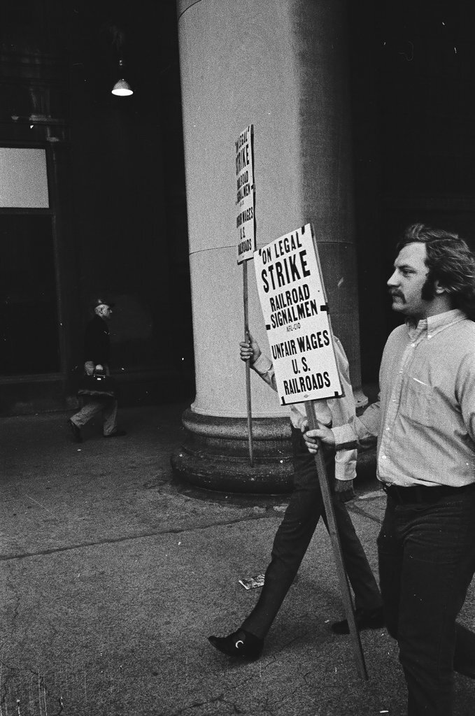 Railway signalmen on strike at Union Station - Chicago Sun-Times