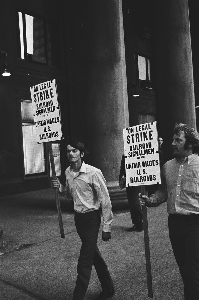 Railway signalmen on strike at Union Station - Chicago Sun-Times