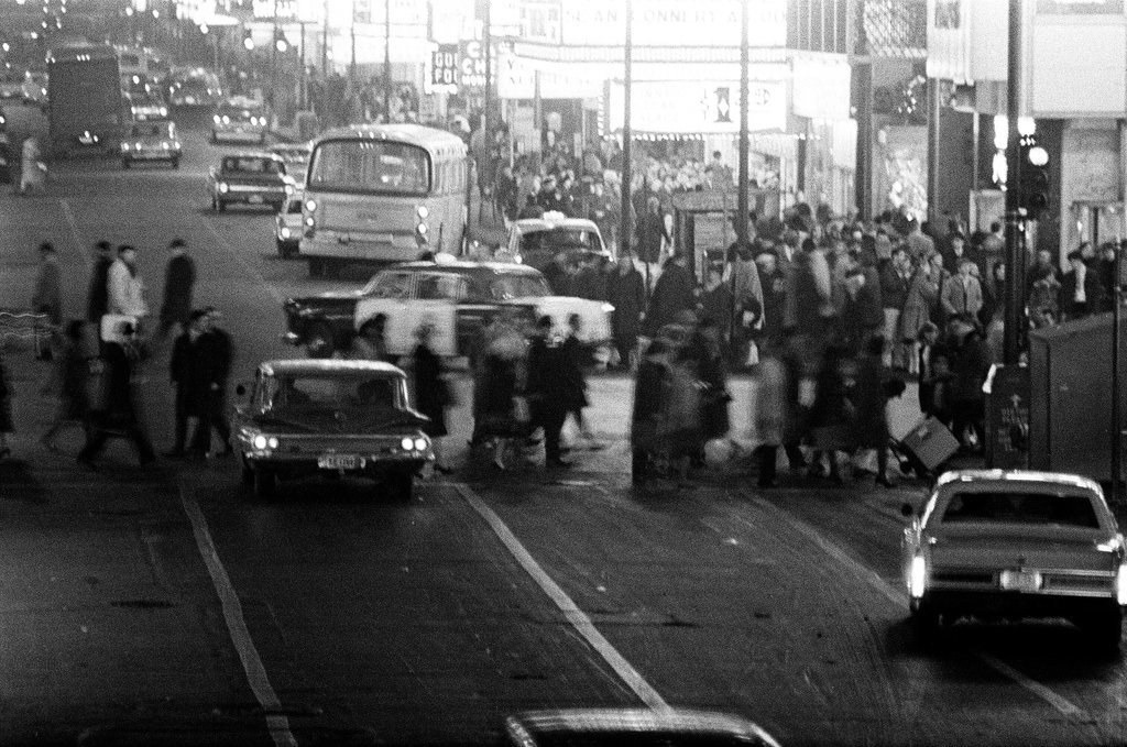 Pedestrian and car traffic in the Loop - Gene Pesek for Chicago Sun-Times