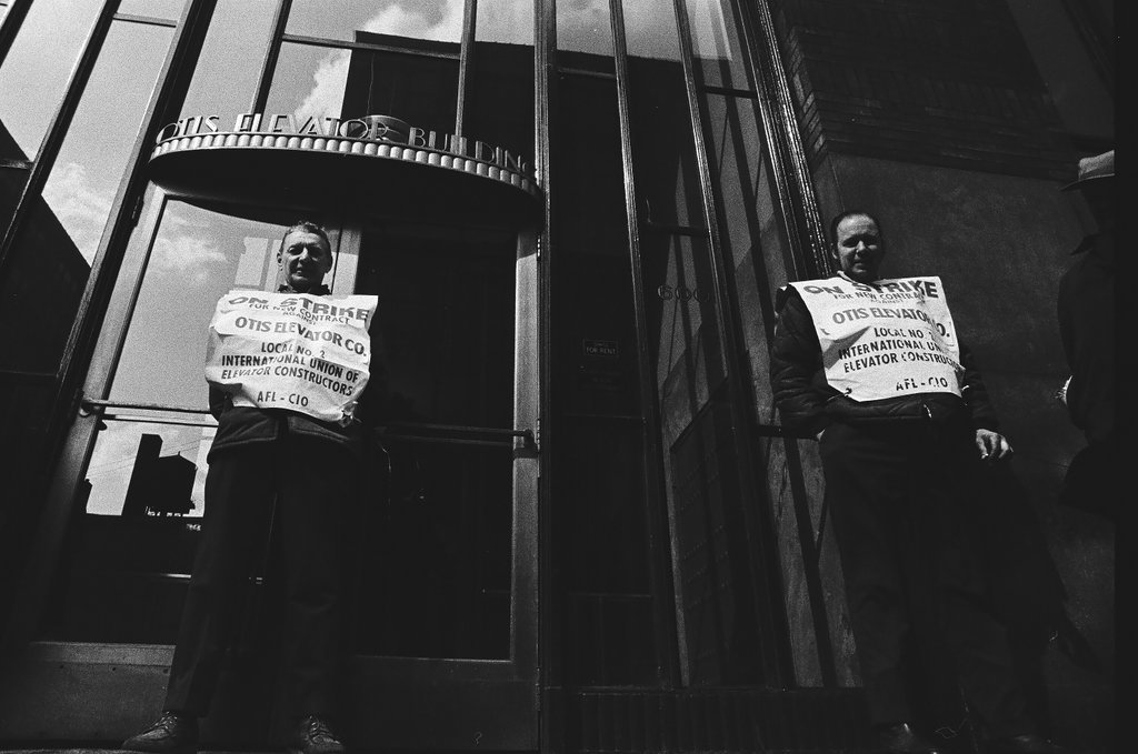 Elevator repairman picketing Haughton Elevators - Chicago Sun-Times