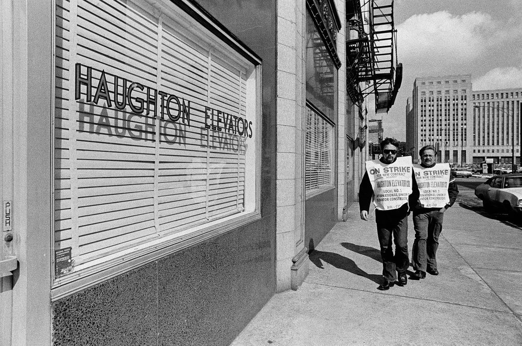 Elevator repairman picketing Haughton Elevators - Chicago Sun-Times