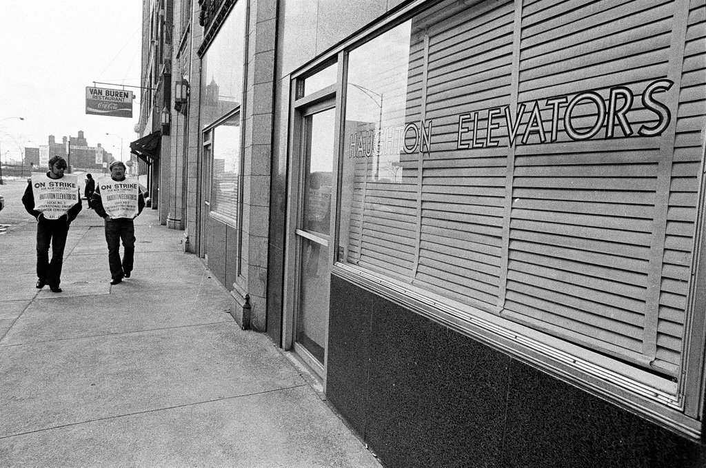 Elevator repairman picketing Haughton Elevators - Chicago Sun-Times