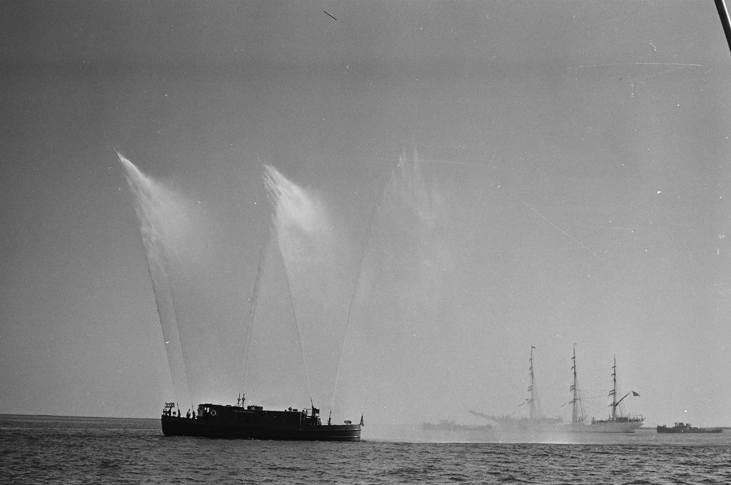 Christian Radich ship arriving in Chicago - Chicago Sun-Times