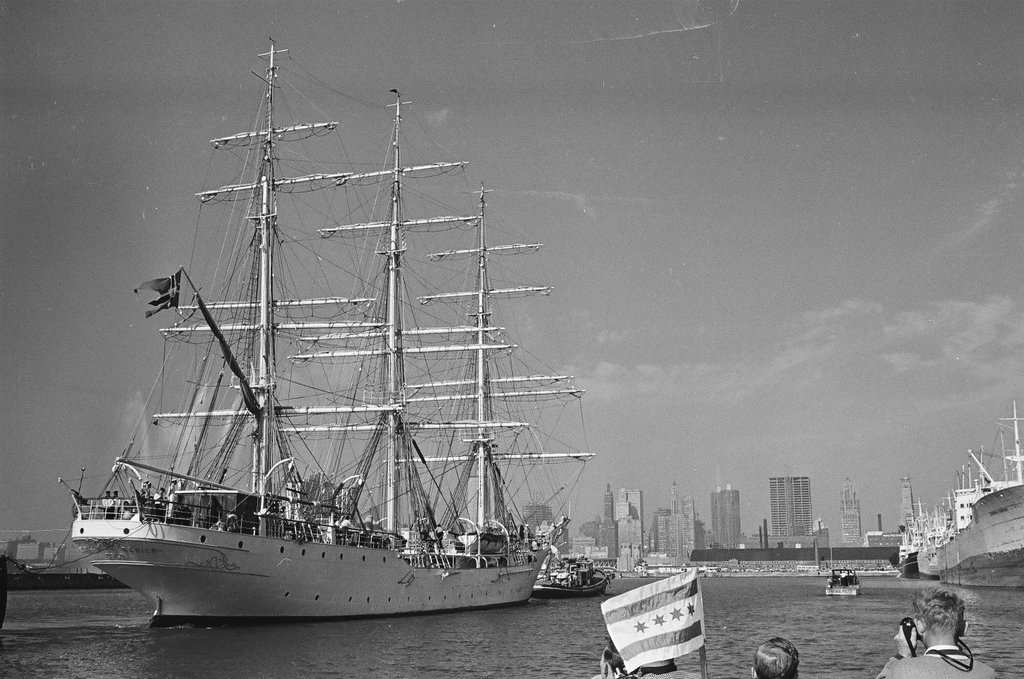 Christian Radich ship arriving in Chicago - Chicago Sun-Times