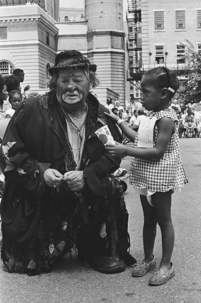 Circus clowns and animals entertain Cook County Hospital patients - Chicago Sun-Times