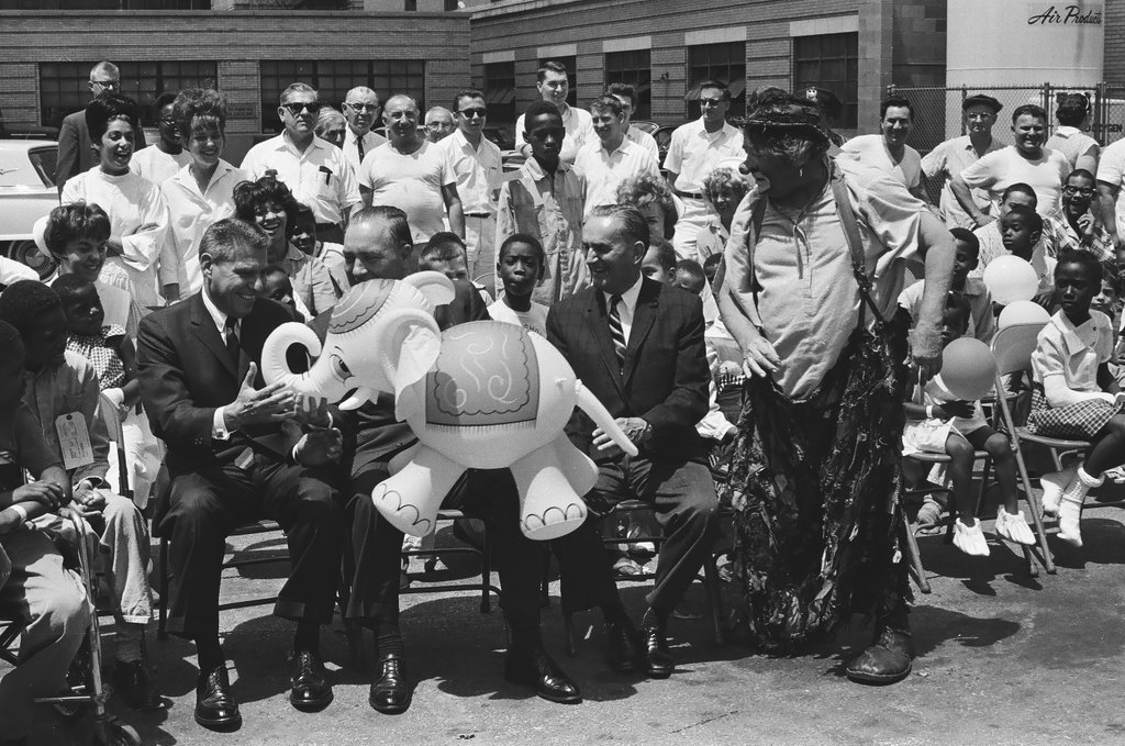 Circus clowns and animals entertain Cook County Hospital patients - Chicago Sun-Times