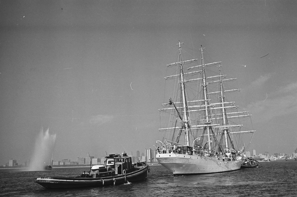 Christian Radich ship arriving in Chicago - Chicago Sun-Times