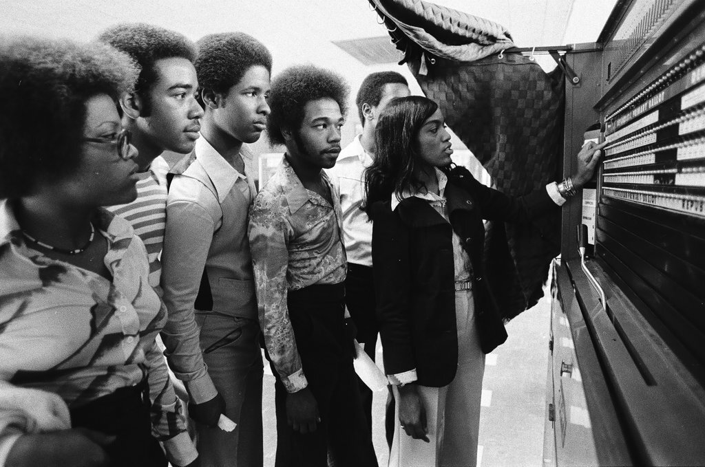 Voter registration at Dunbar High School - Chicago Sun-Times