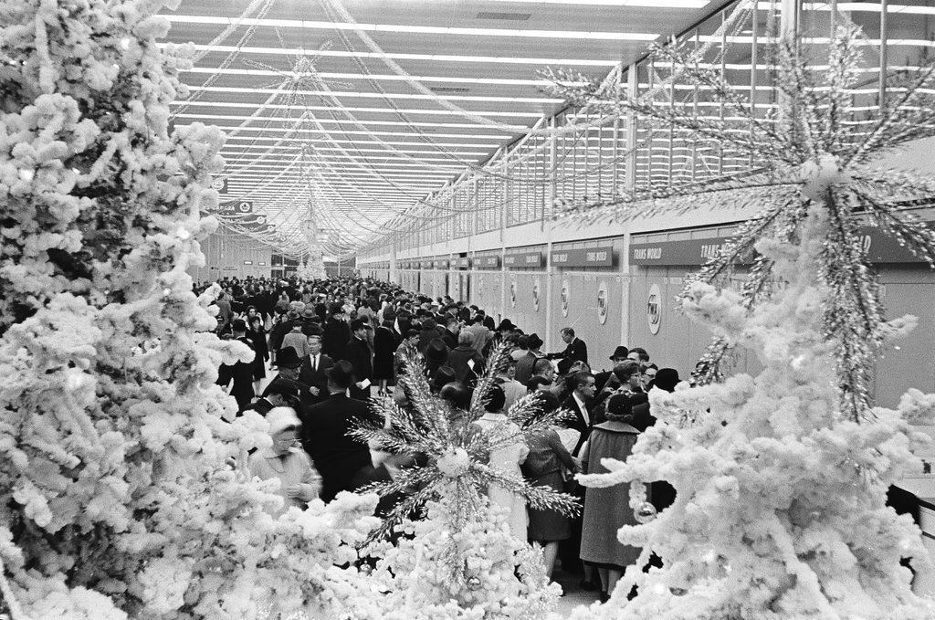 Christmas decorations at O'Hare Airport - Chicago Sun-Times