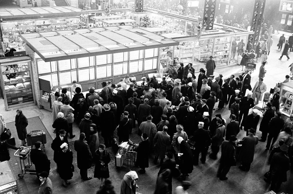 Travelers waiting in Union Station - Chicago Sun-Times