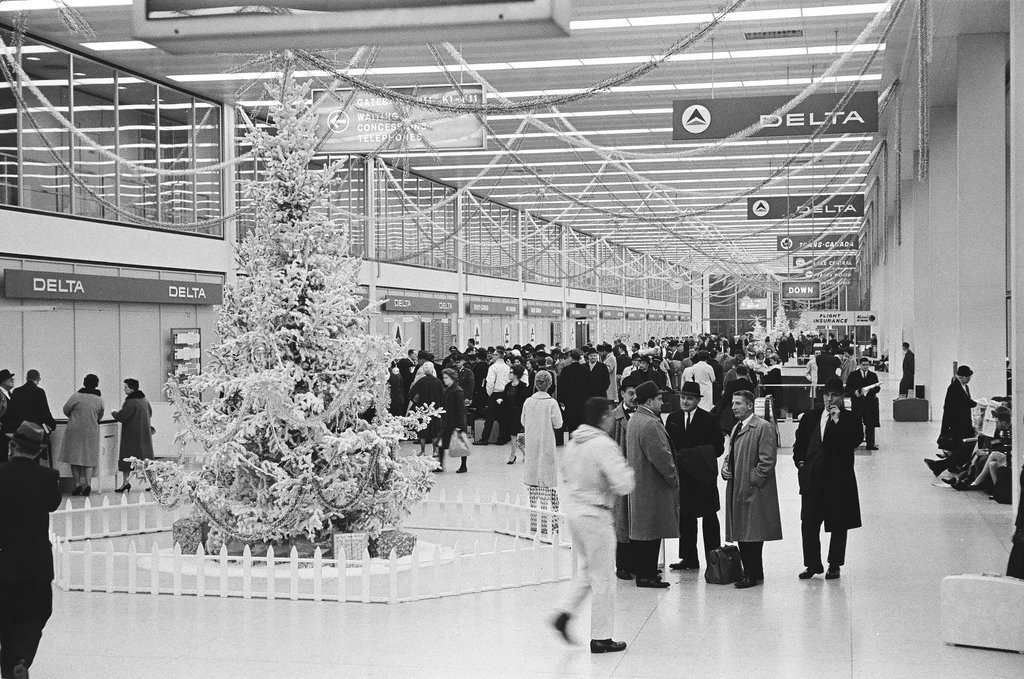 Christmas decorations at O'Hare Airport - Chicago Sun-Times