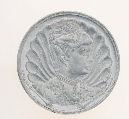 Medal with Mrs. Bertha Honoré Palmer profile - S.D. Childs & Co.