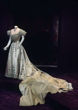 Court presentation dress worn by Bertha Honoré Palmer - House of Worth (Firm)