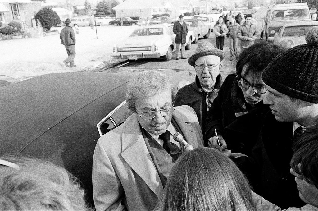 Police remove evidence from John Wayne Gacy's house - Kevin Horan for Chicago Sun-Times