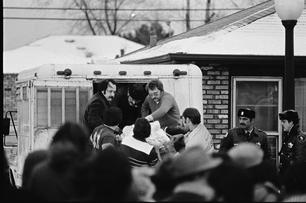 Police remove evidence from John Wayne Gacy's house - Kevin Horan for Chicago Sun-Times