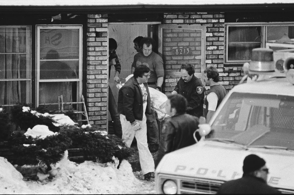 Police remove evidence from John Wayne Gacy's house - Kevin Horan for Chicago Sun-Times