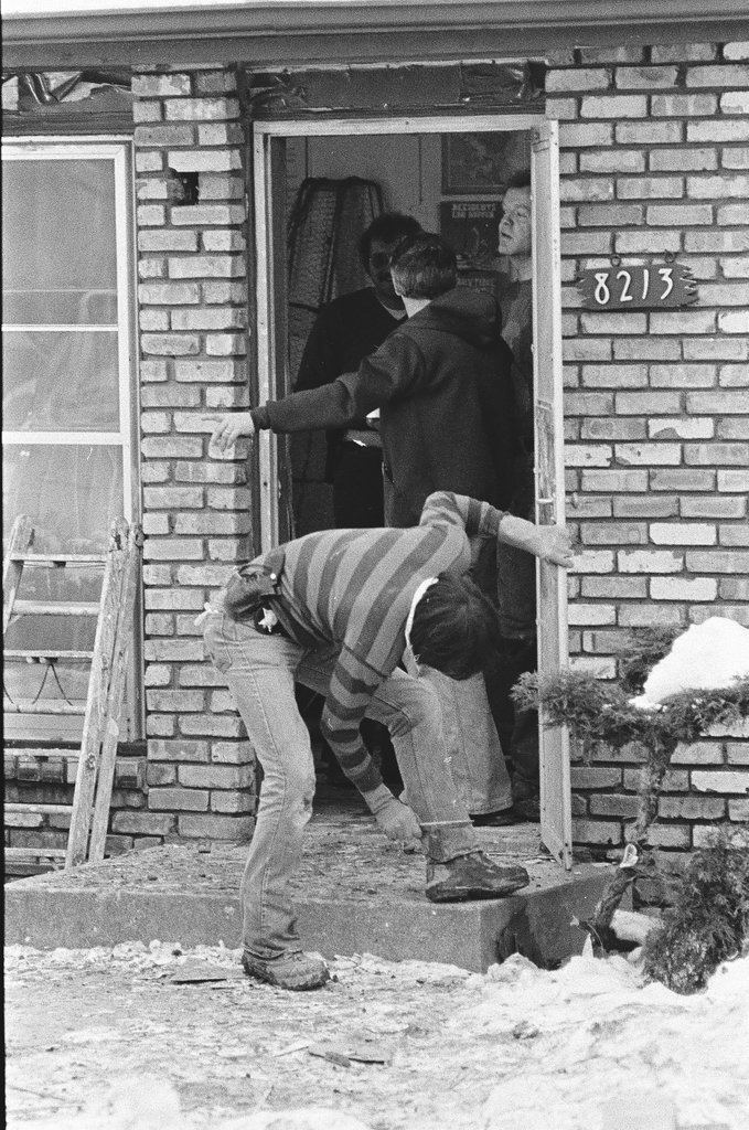 Police remove evidence from John Wayne Gacy's house - Kevin Horan for Chicago Sun-Times
