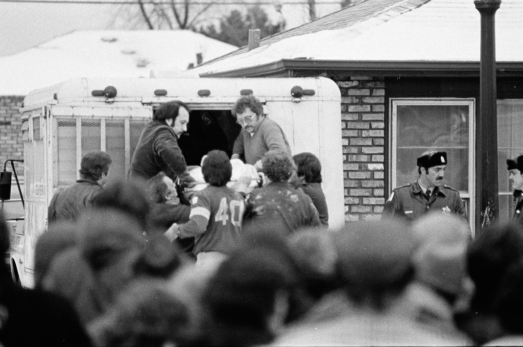 Police remove evidence from John Wayne Gacy's house - Kevin Horan for Chicago Sun-Times