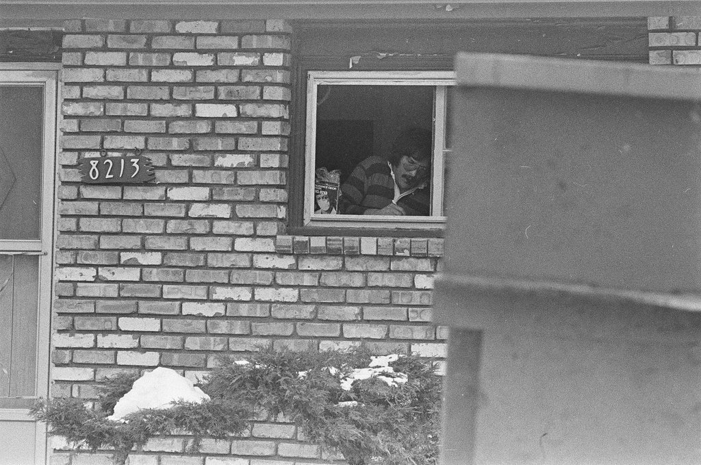 Police remove bodies from John Wayne Gacy's House - Keith Hale for Chicago Sun-Times