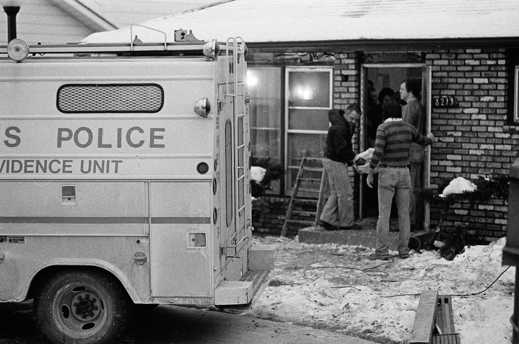 Police remove bodies from John Wayne Gacy's House - Keith Hale for Chicago Sun-Times