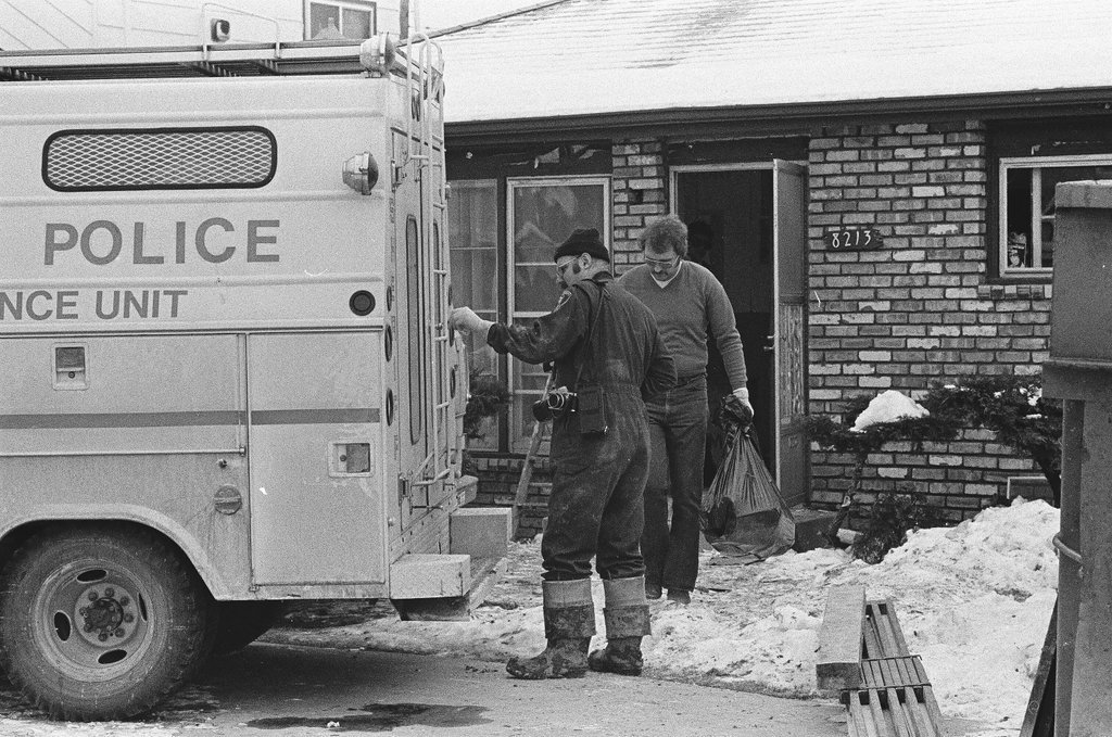 Police remove bodies from John Wayne Gacy's House - Keith Hale for Chicago Sun-Times