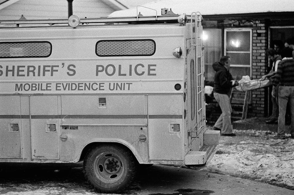 Police remove bodies from John Wayne Gacy's House - Keith Hale for Chicago Sun-Times