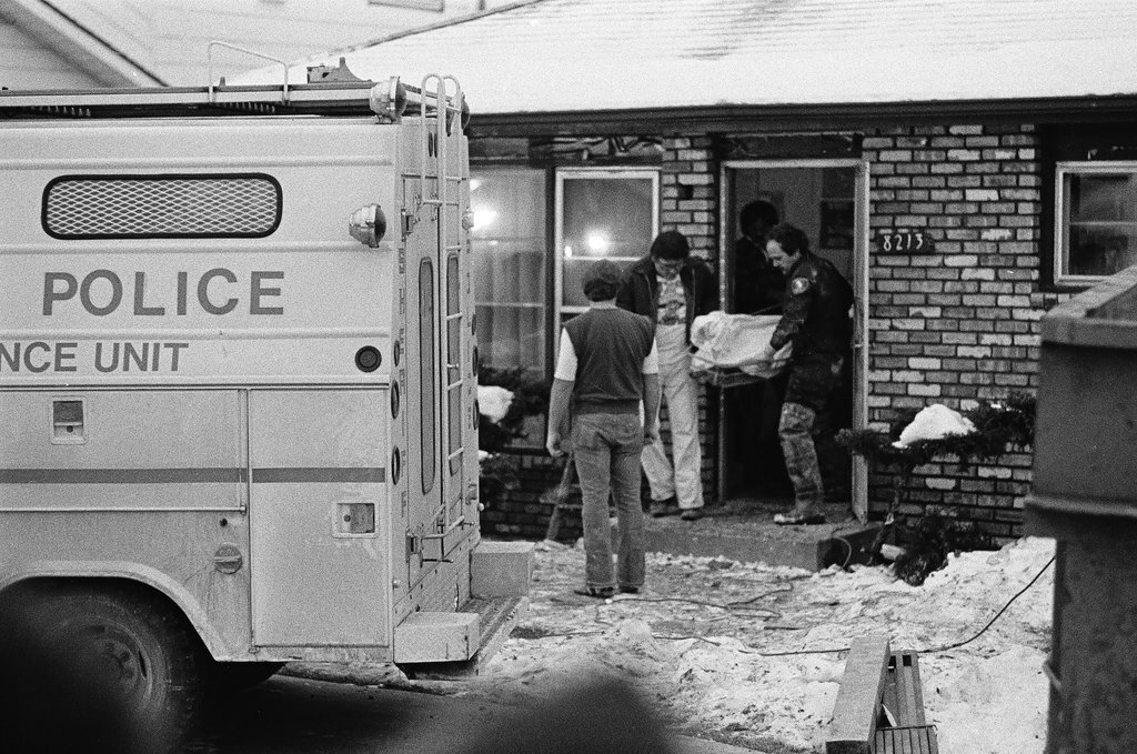 Police remove bodies from John Wayne Gacy's House - Keith Hale for Chicago Sun-Times