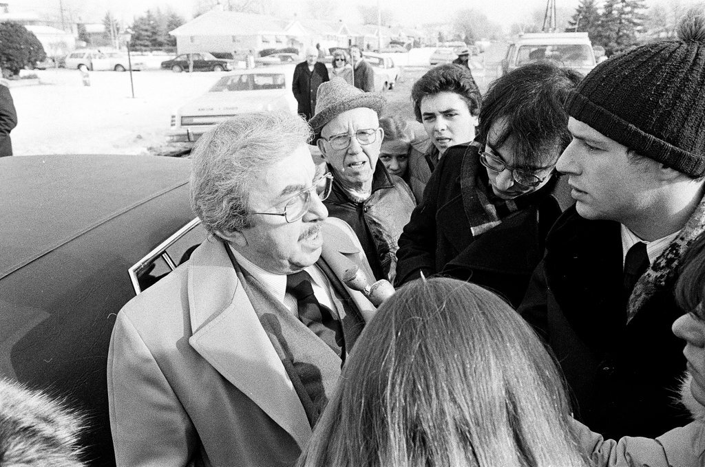 Police remove evidence from John Wayne Gacy's house - Kevin Horan for Chicago Sun-Times