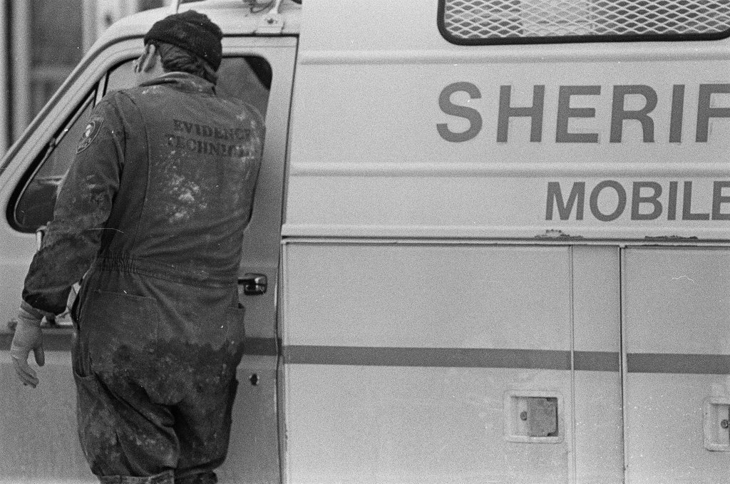 Police remove bodies from John Wayne Gacy's House - Keith Hale for Chicago Sun-Times
