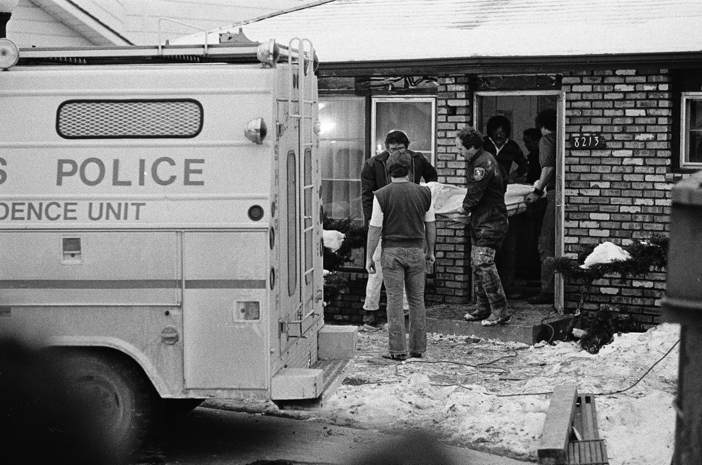 Police remove bodies from John Wayne Gacy's House - Keith Hale for Chicago Sun-Times