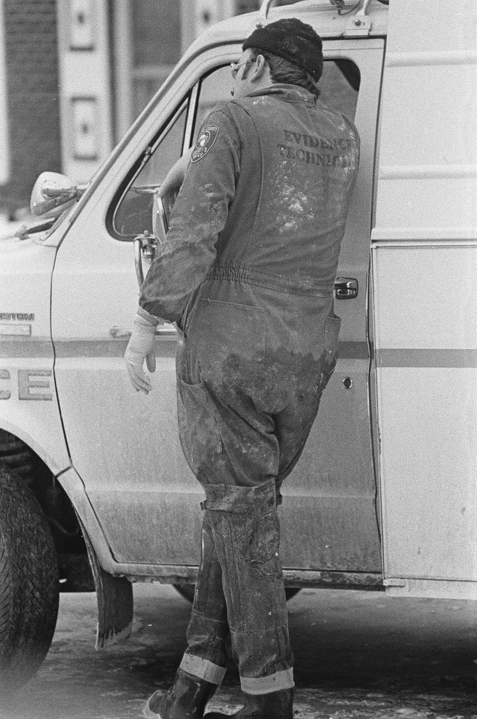 Police remove bodies from John Wayne Gacy's House - Keith Hale for Chicago Sun-Times