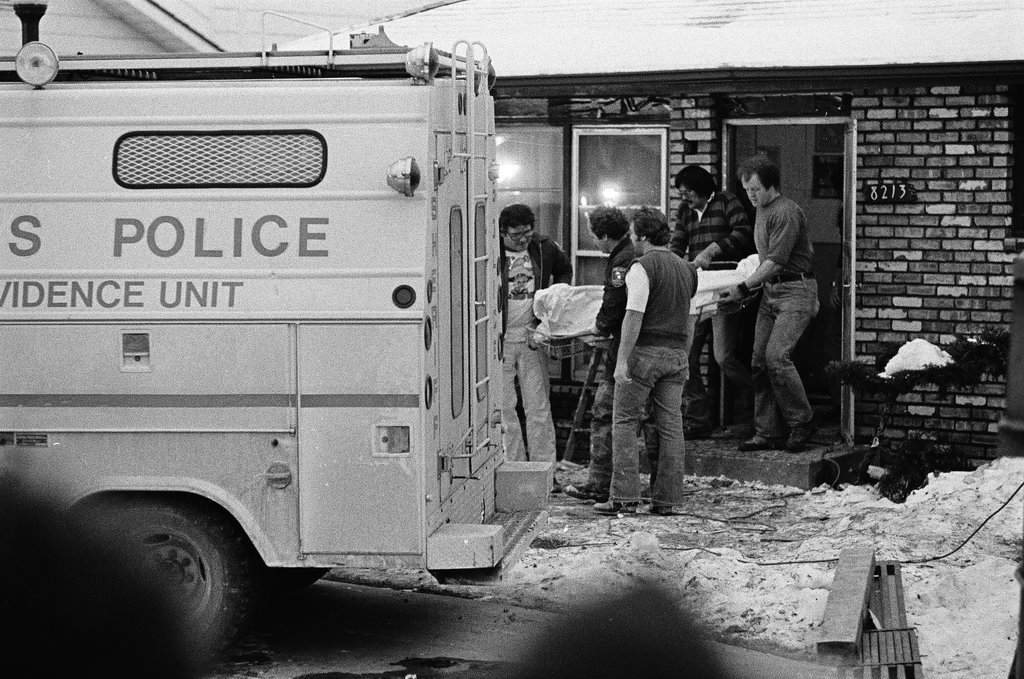Police remove bodies from John Wayne Gacy's House - Keith Hale for Chicago Sun-Times