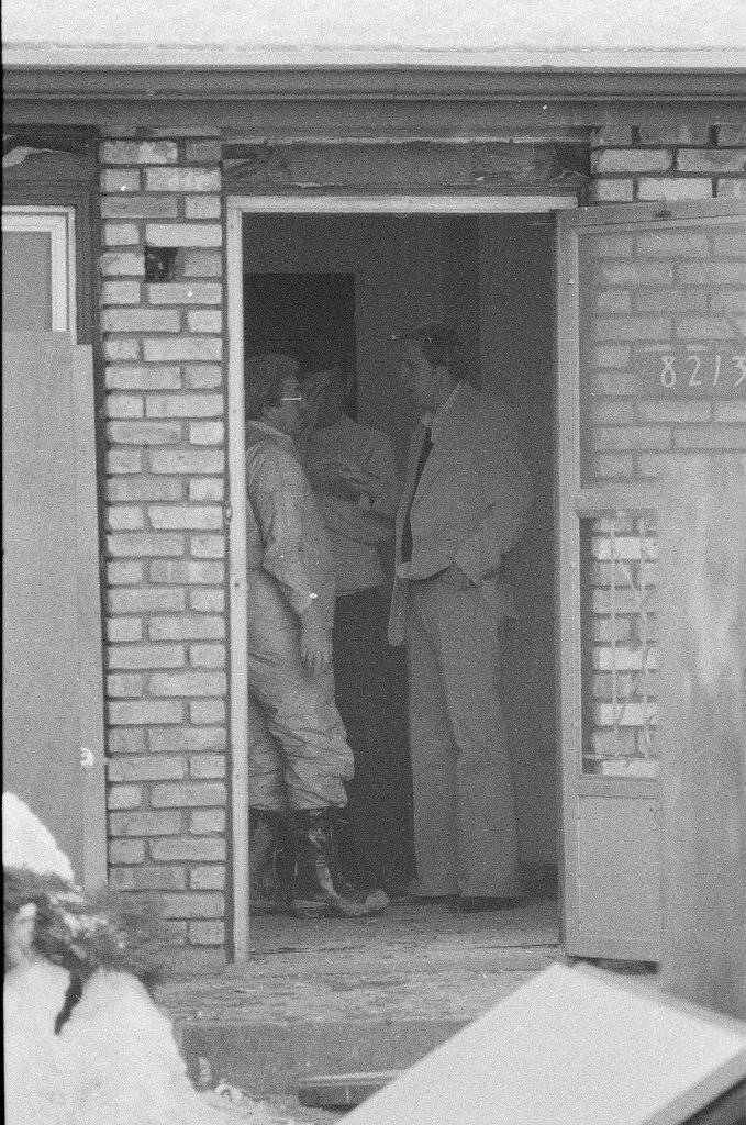 Police removing debris from John Wayne Gacy house - Jim Frost for Chicago Sun-Times