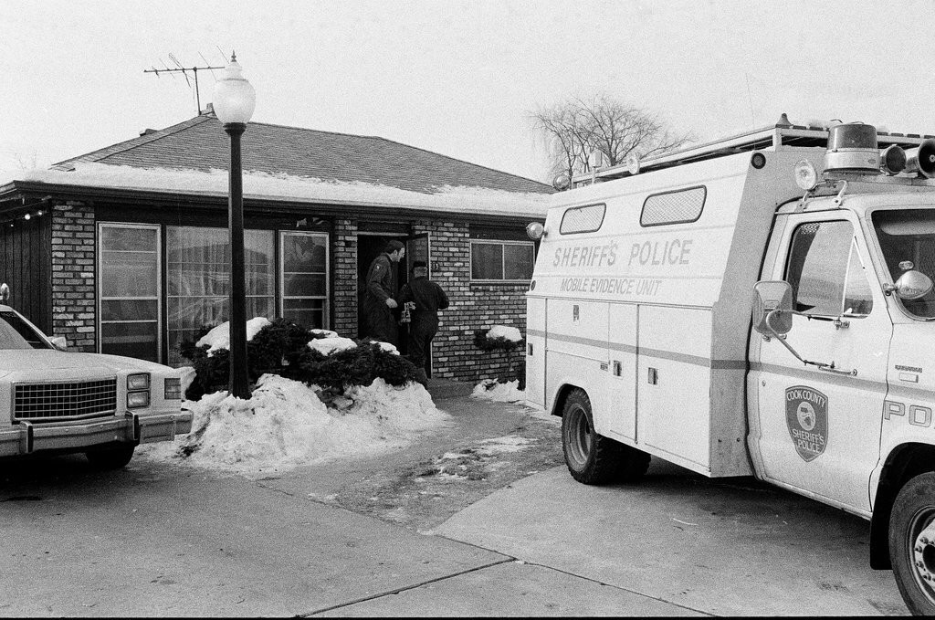 Police removing debris from John Wayne Gacy house - Jim Frost for Chicago Sun-Times