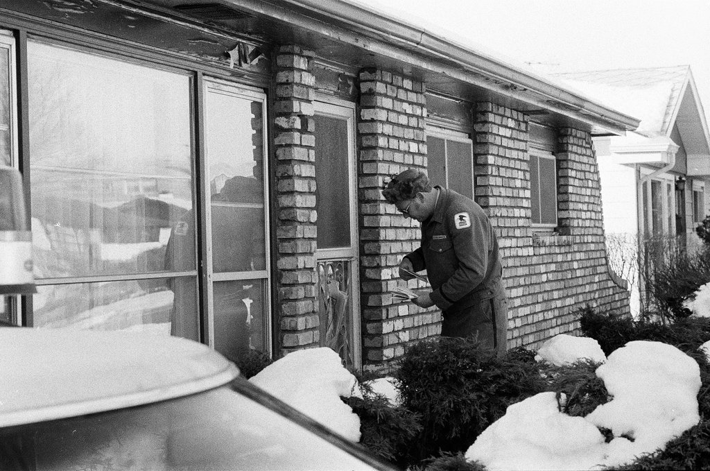 Police removing debris from John Wayne Gacy house - Jim Frost for Chicago Sun-Times