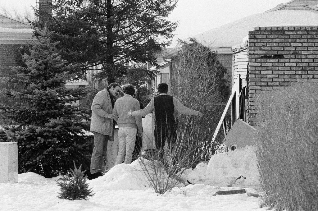 Police removing debris from John Wayne Gacy house - Jim Frost for Chicago Sun-Times
