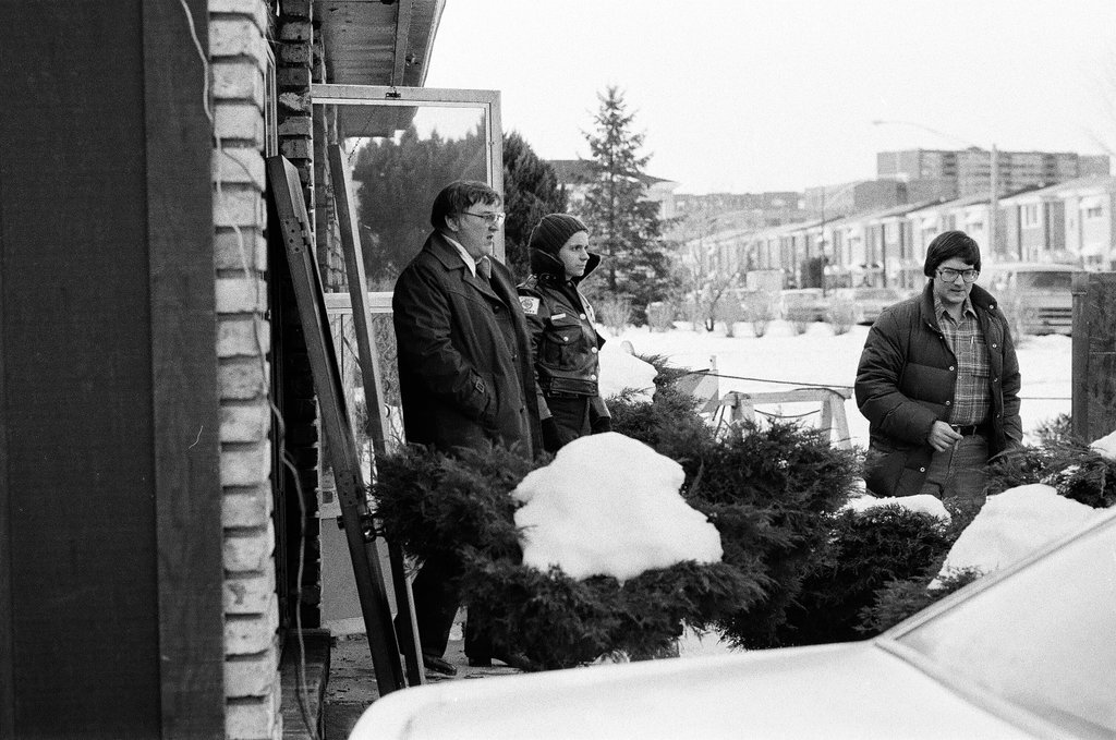 Crowd watches police remove bodies and debris from John Wayne Gacy house - Kevin Horan for Chicago Sun-Times
