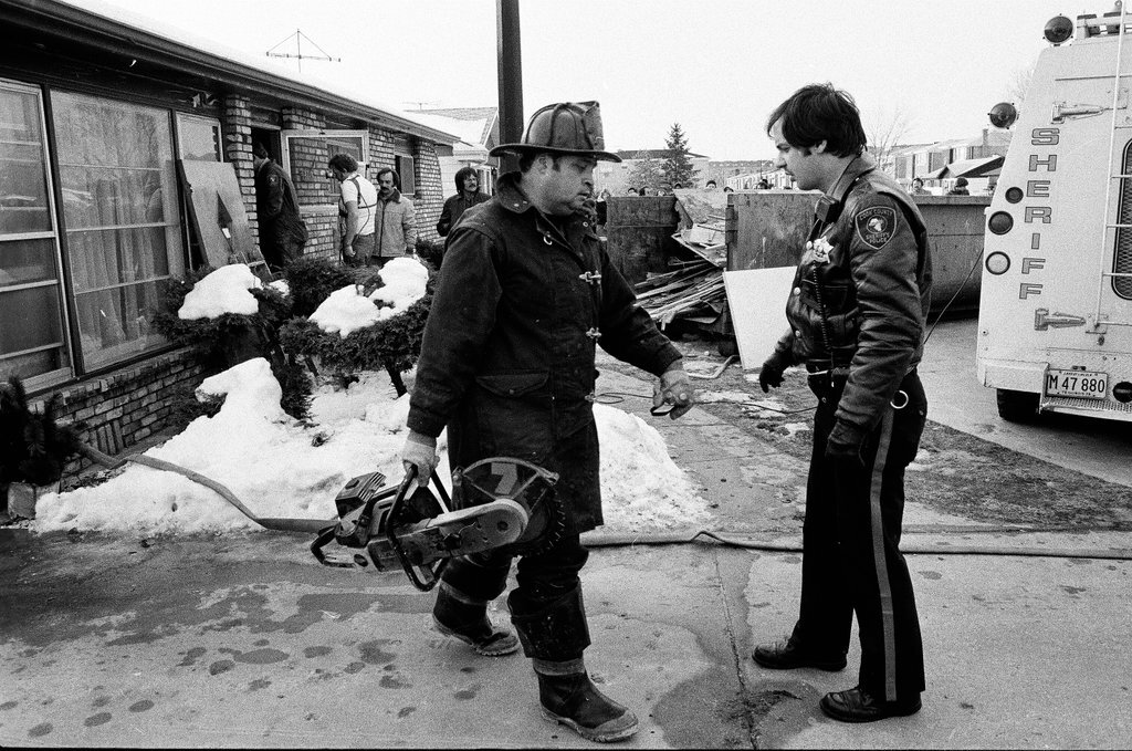 Crowd watches police remove bodies and debris from John Wayne Gacy house - Kevin Horan for Chicago Sun-Times