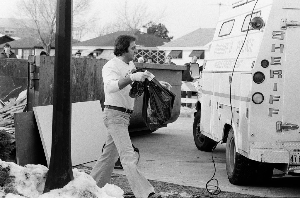 Crowd watches police remove bodies and debris from John Wayne Gacy house - Kevin Horan for Chicago Sun-Times