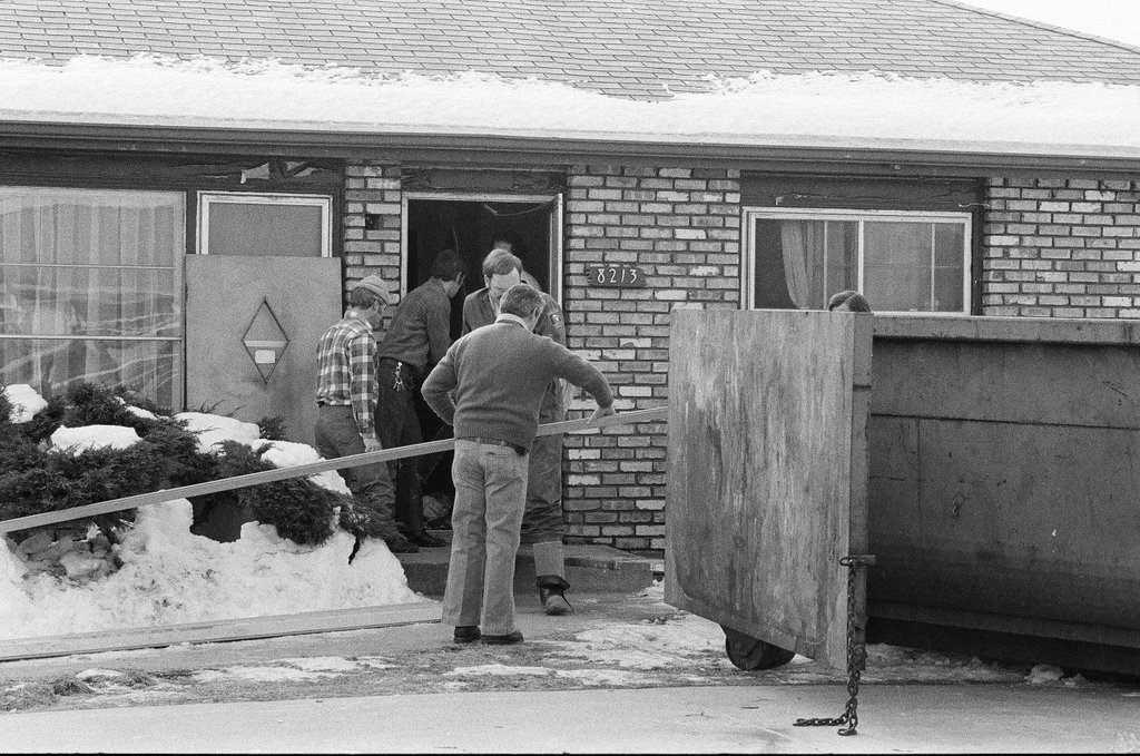 Police removing debris from John Wayne Gacy house - Jim Frost for Chicago Sun-Times