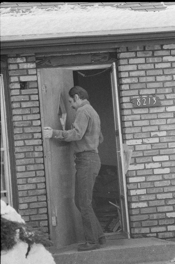 Police removing debris from John Wayne Gacy house - Jim Frost for Chicago Sun-Times