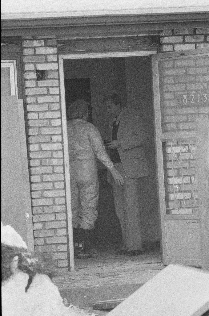 Police removing debris from John Wayne Gacy house - Jim Frost for Chicago Sun-Times