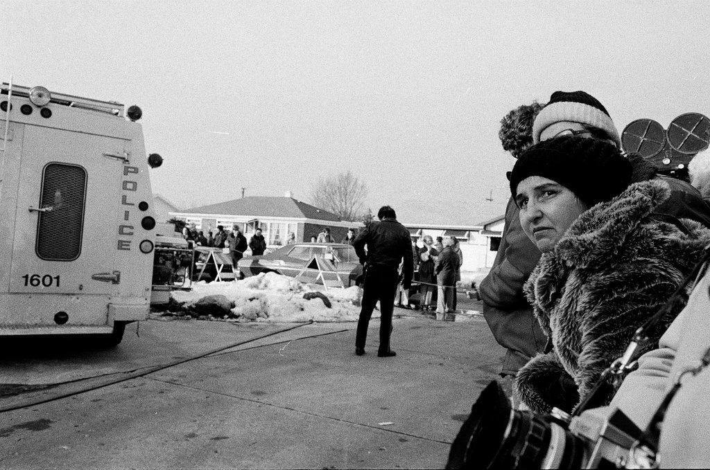 Crowd watches police remove bodies and debris from John Wayne Gacy house - Kevin Horan for Chicago Sun-Times