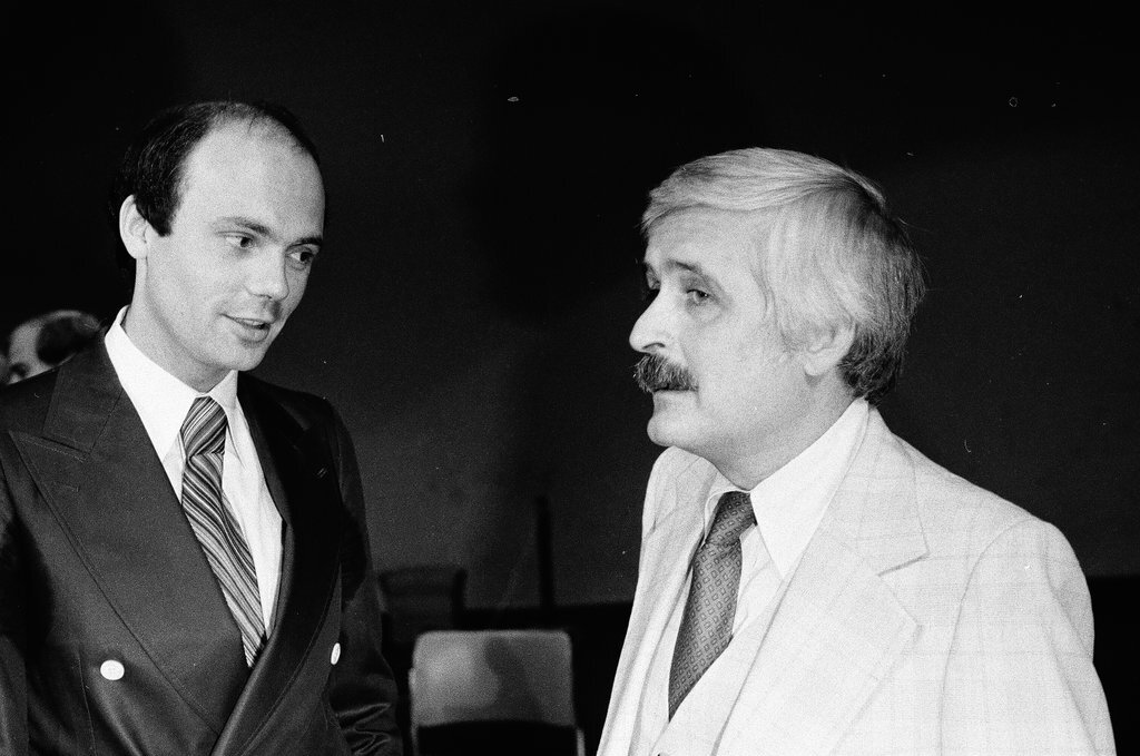 Studs Terkel talking with Stephen Schwartz - Ray Burley for Chicago Sun-Times