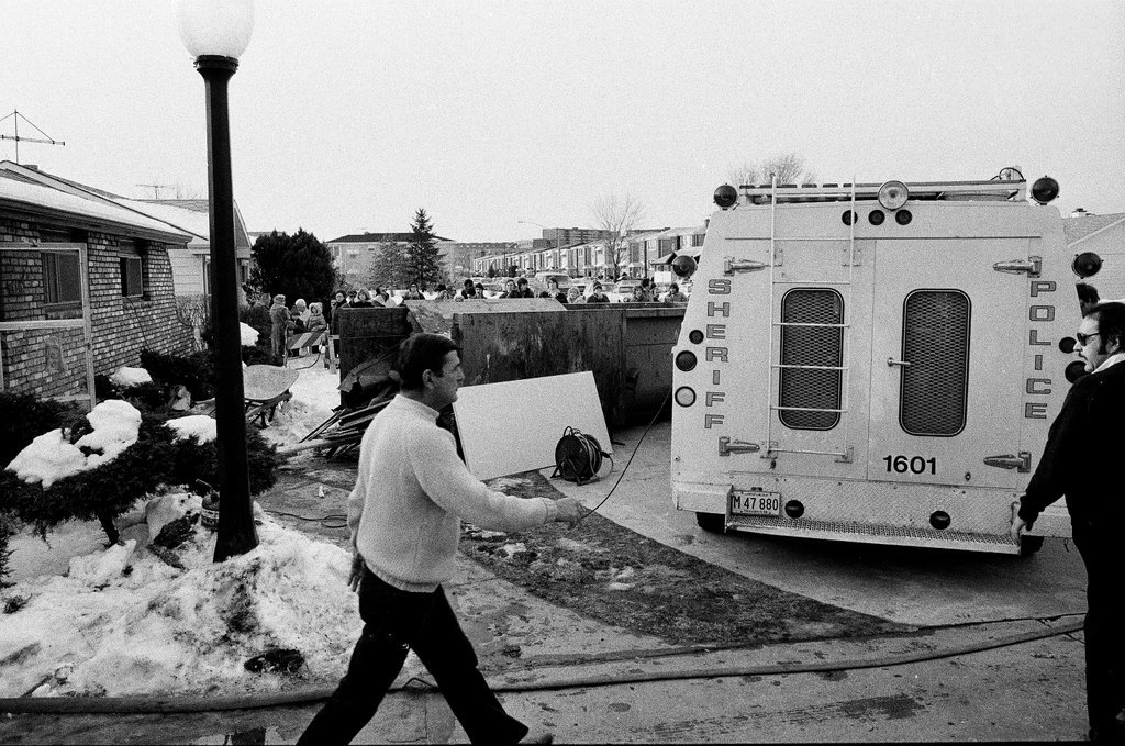 Crowd watches police remove bodies and debris from John Wayne Gacy house - Kevin Horan for Chicago Sun-Times
