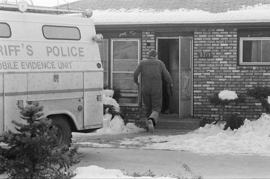 Police removing debris from John Wayne Gacy house - Jim Frost for Chicago Sun-Times