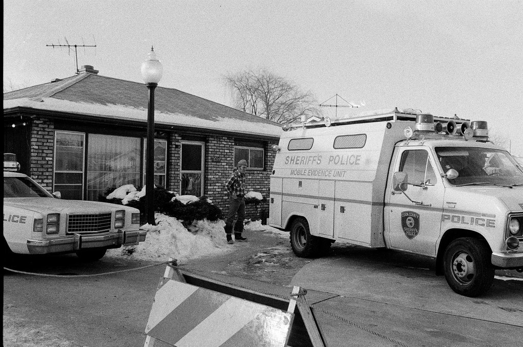 Police removing debris from John Wayne Gacy house - Jim Frost for Chicago Sun-Times